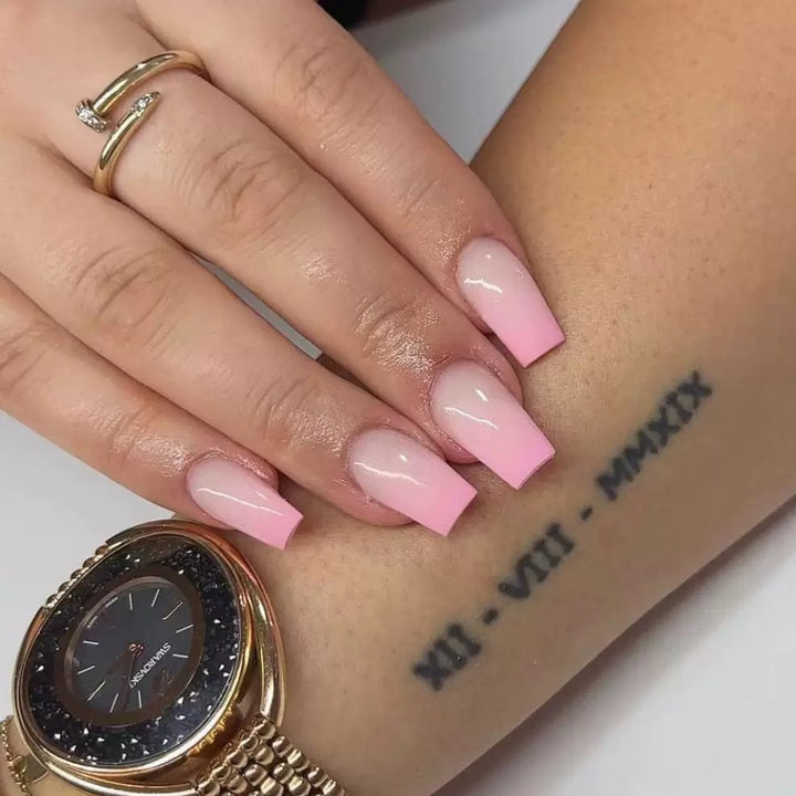 Kunstnagelset mit eleganten Farbverlauf und modernem Design Karnz