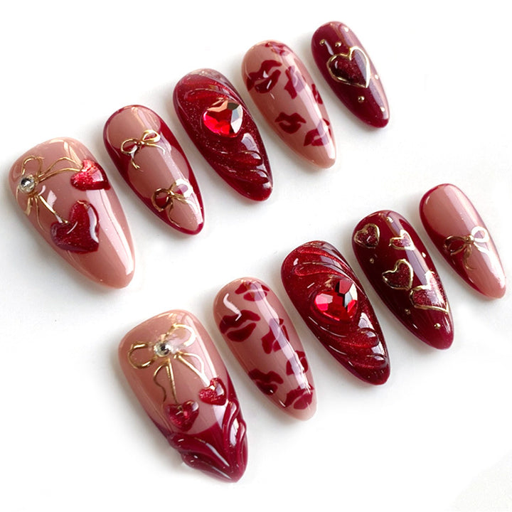 Dekoratives Press-On Nagelkunst-Set mit Herz- und Goldakzenten Karnz
