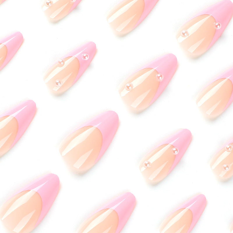 Kunstvolle Nagelkunst mit Perlenakzenten Karnz