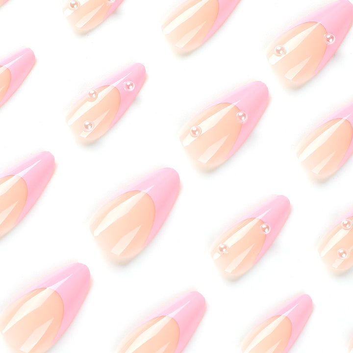 Kunstvolle Nagelkunst mit Perlenakzenten Karnz