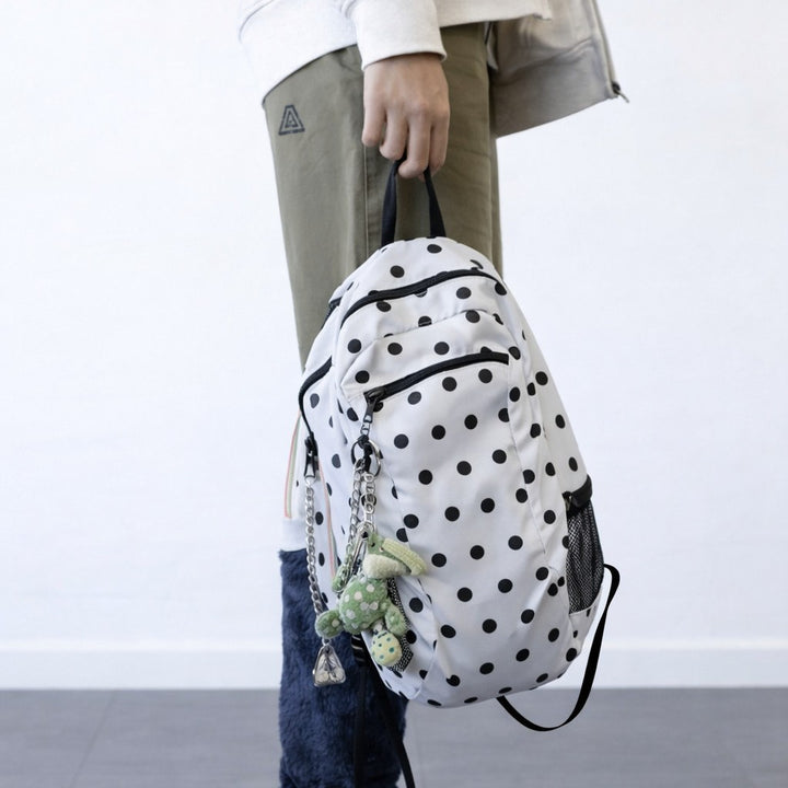 Verspielt gepunkteter Rucksack