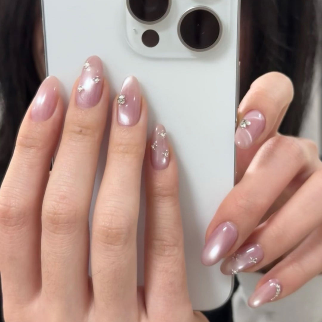 Künstliche Nagelkunst mit Glitzerverzierungen Karnz