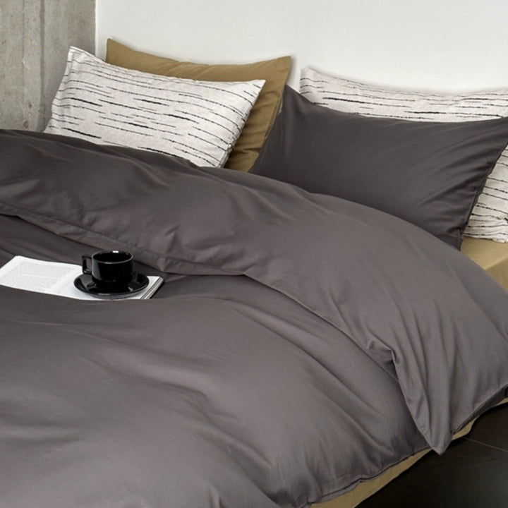 Modernes Satin-Bettwäsche-Set mit Steppdecke-Optik und gemusterten Kissenhüllen