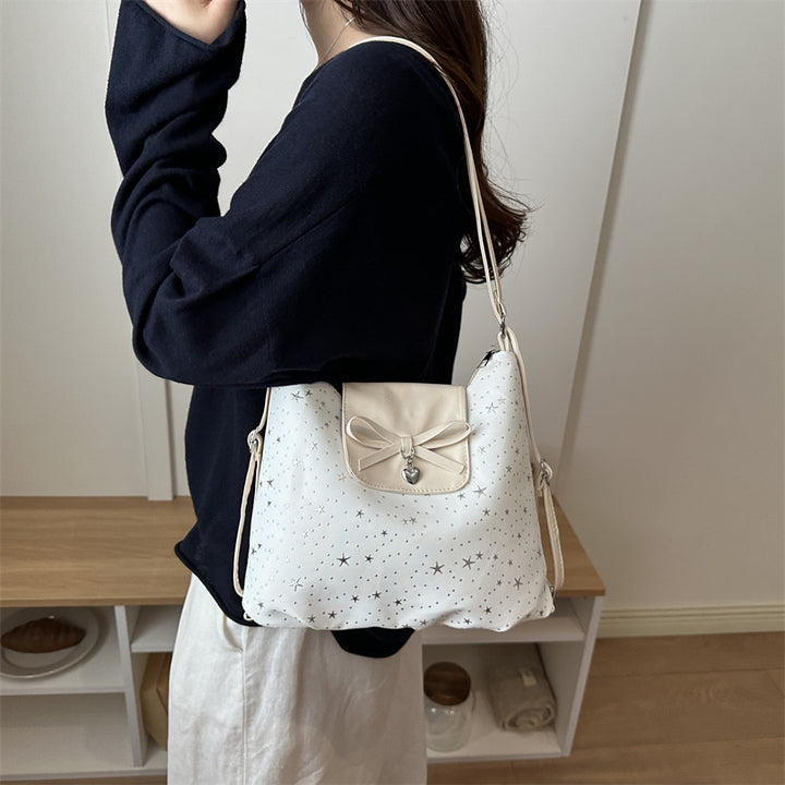Stylische mit Sternen verzierte Handtasche