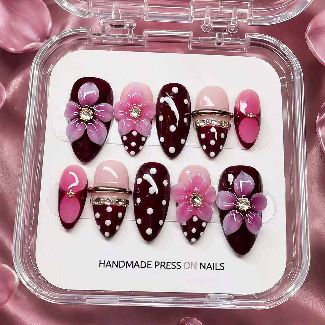 Dekoratives Press-On Nagelkunstset mit floralen Akzenten 1790746306