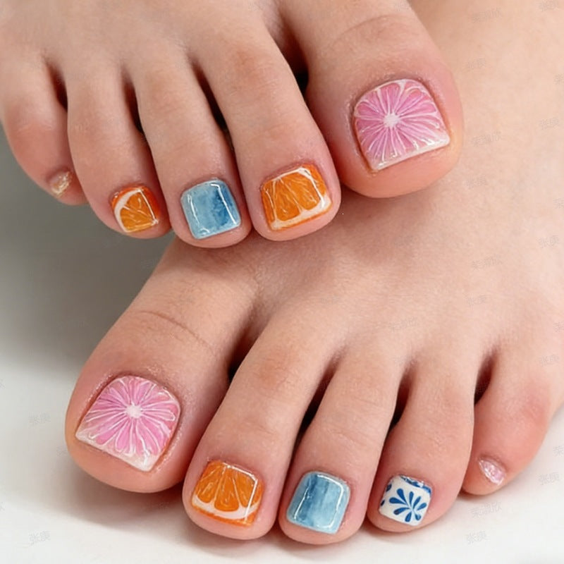 Kreatives Kunstnagelset mit floralen und bunten Designs Karnz