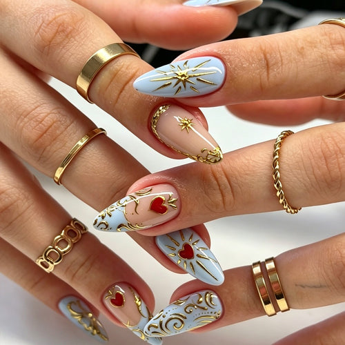 Kunstnagelset mit filigranen goldenen Akzenten und romantischen Herzmotiven Karnz