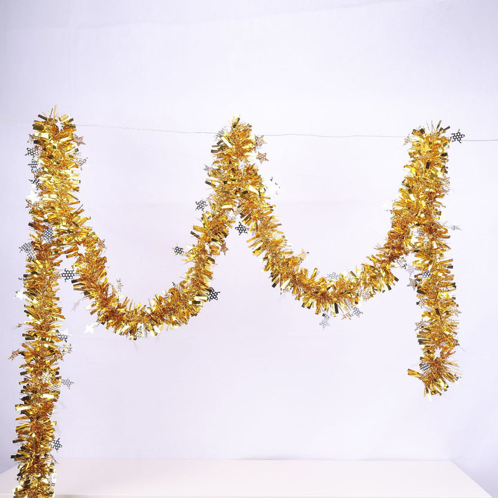 Glitzernde Weihnachtsgirlande mit Schneeflockenmotiven