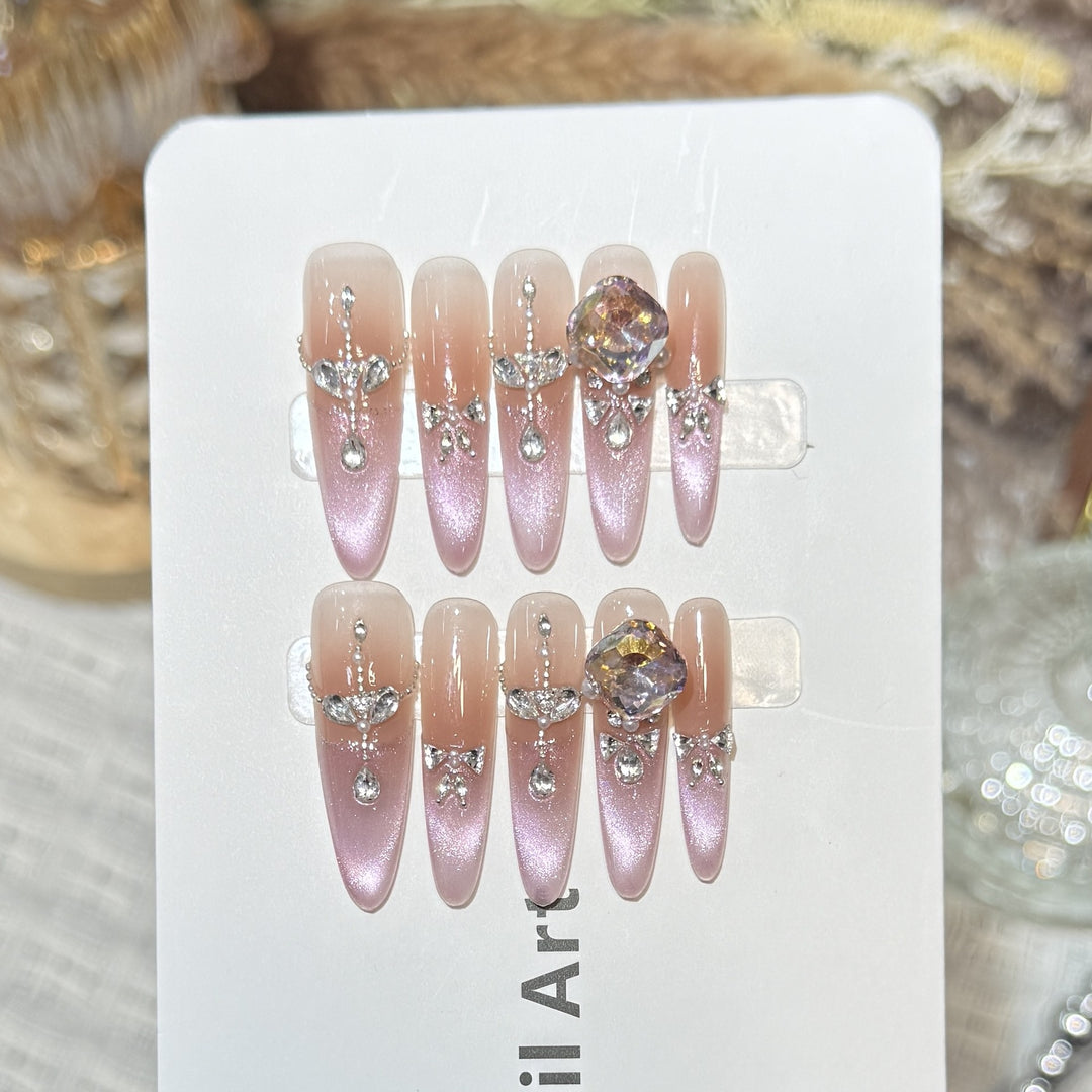 Dekorative, mit Strass veredelte Stiletto Press-On Nägel Karnz