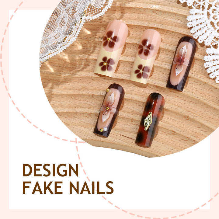 Kunstnagelset mit floralen Akzenten und Glitzerakzenten Karnz