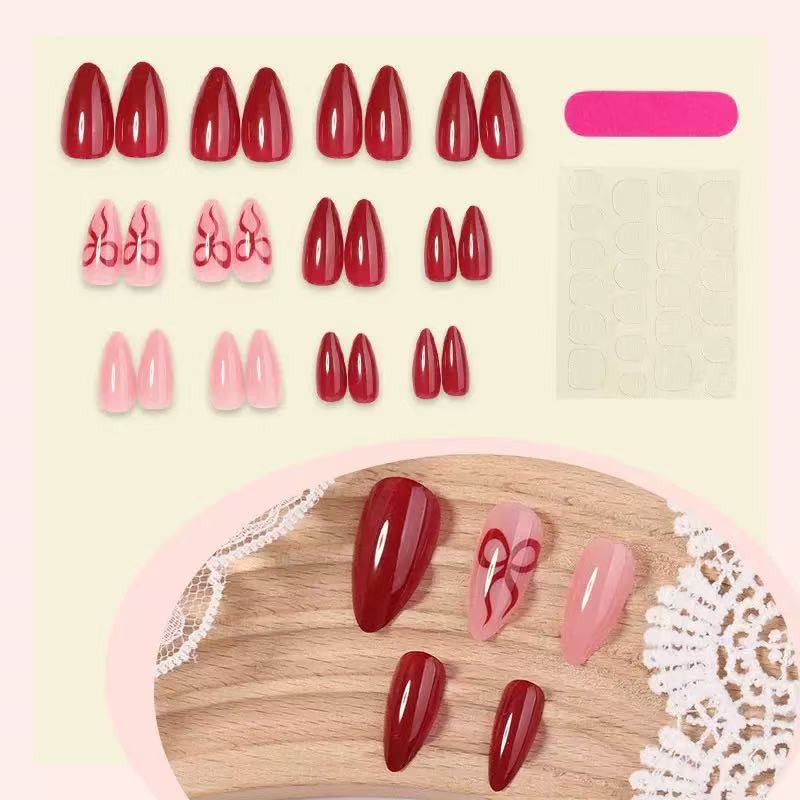 Kunstnagelset mit luxuriösem Glanz und verspielten Designakzenten Karnz