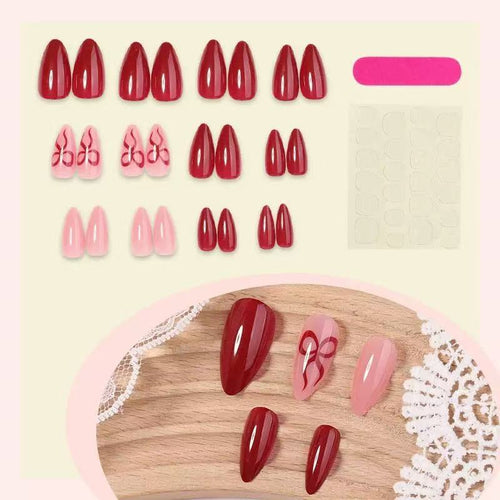 Kunstnagelset mit luxuriösem Glanz und verspielten Designakzenten Karnz