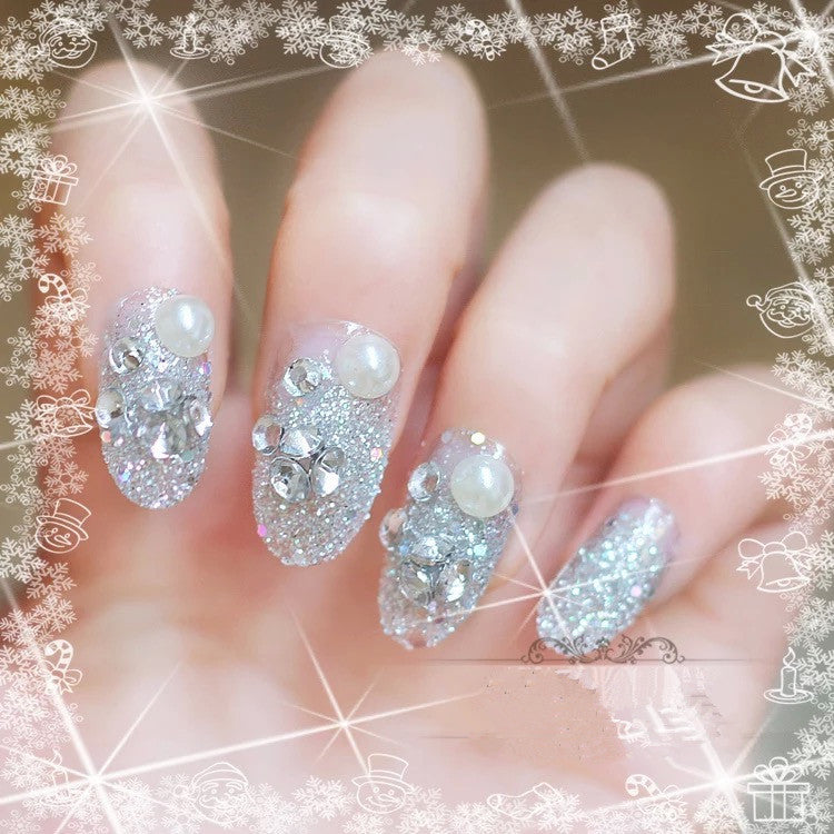 Dekorative mit Strass verzierte Press-On Nagelkunst
