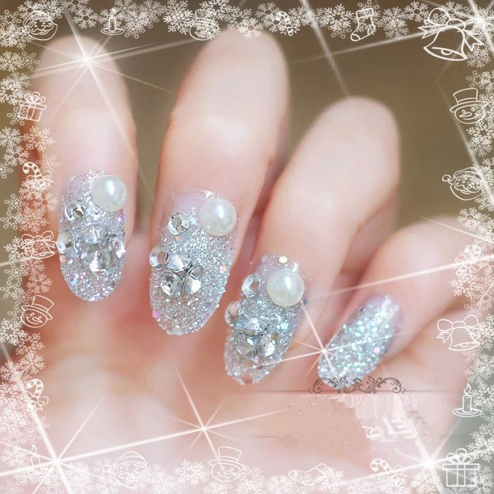 Dekorative mit Strass verzierte Press-On Nagelkunst