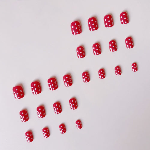 Kunstnagelset mit stilvollen Punkten und Hochglanzfinish Karnz