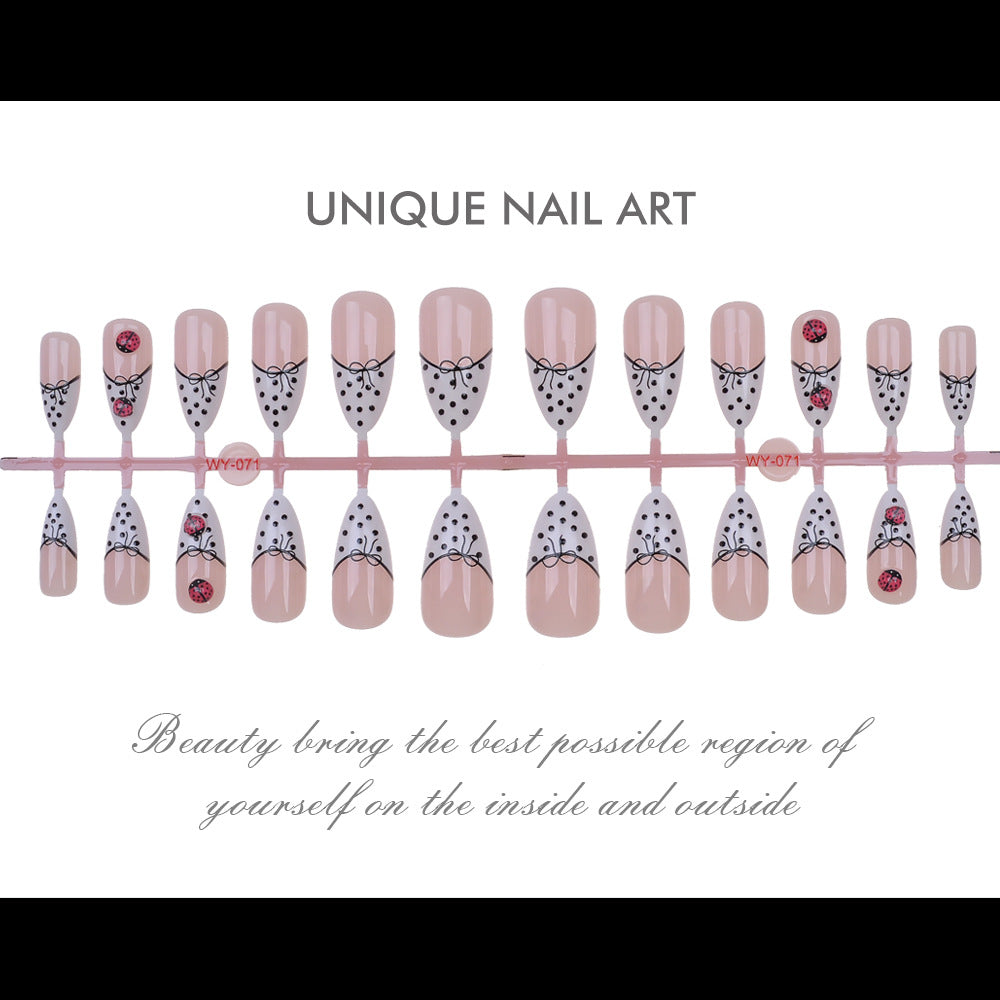 Elegante künstlerische Press-On-Nagelset Karnz