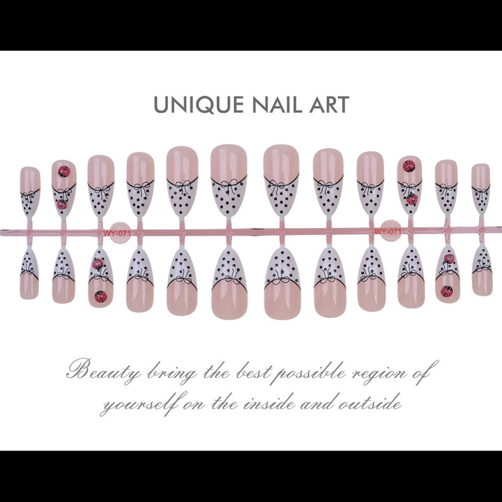 Elegante künstlerische Press-On-Nagelset Karnz