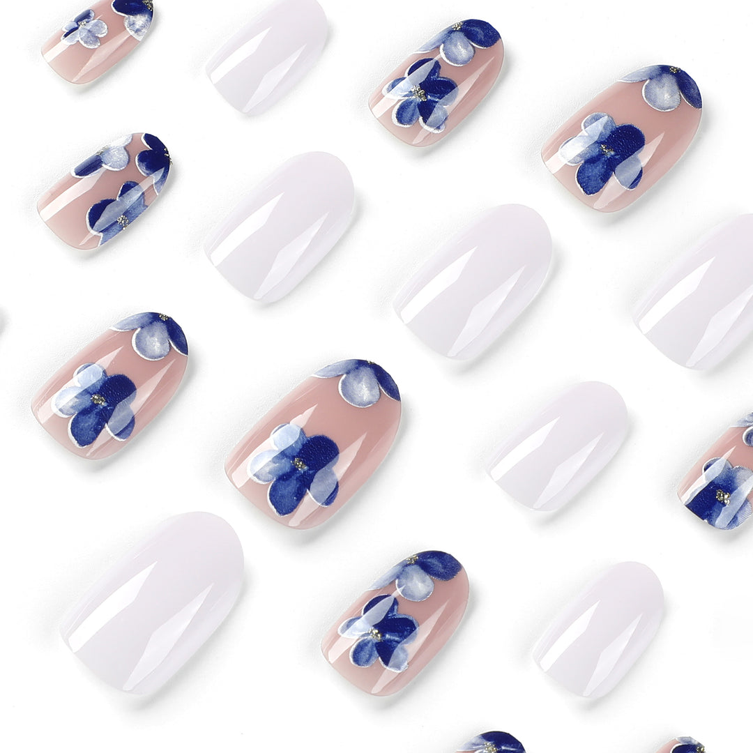 Kunstvolle Nagelverlängerungen mit floralen Akzenten Karnz
