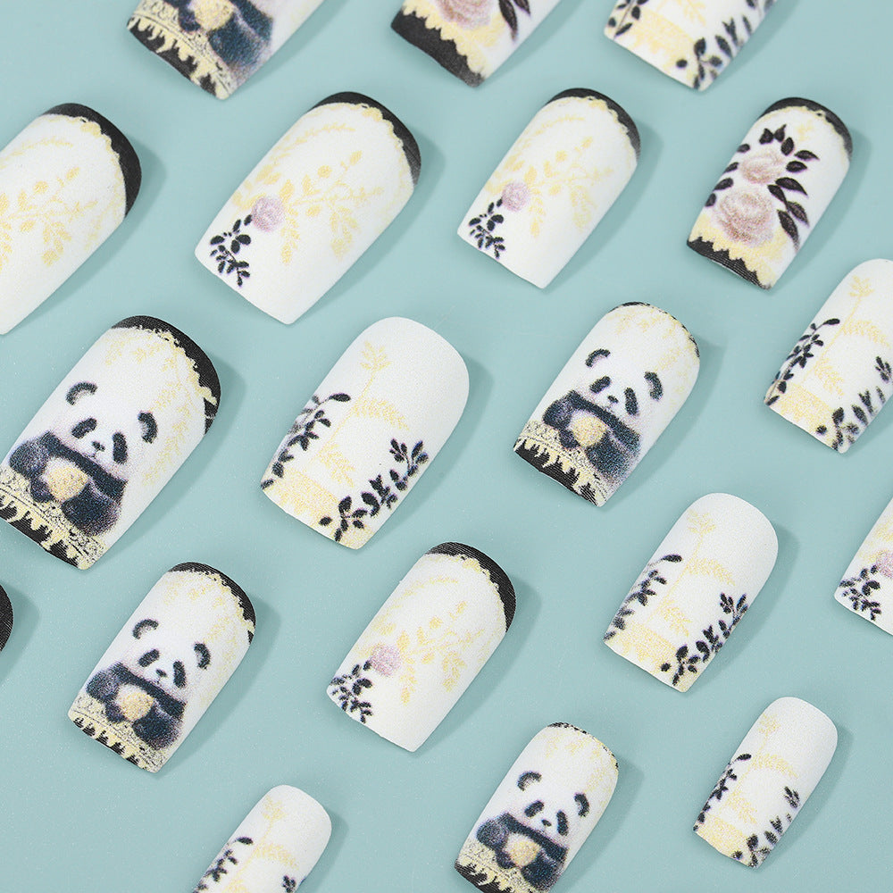 Kunstnägel mit floralem Panda-Motiv Karnz