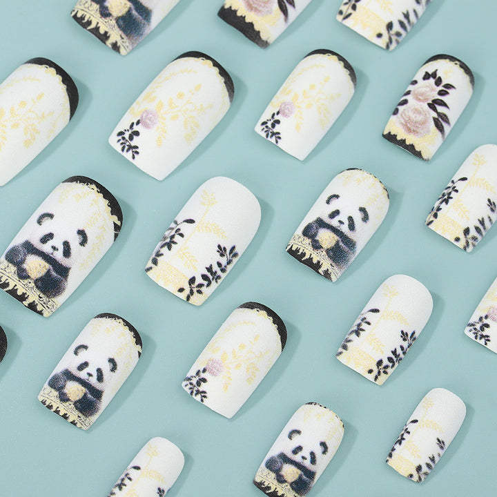 Kunstnägel mit floralem Panda-Motiv Karnz