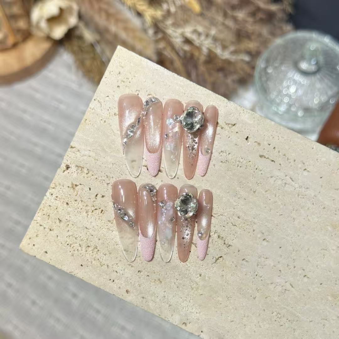Dekorative Nagelkunst