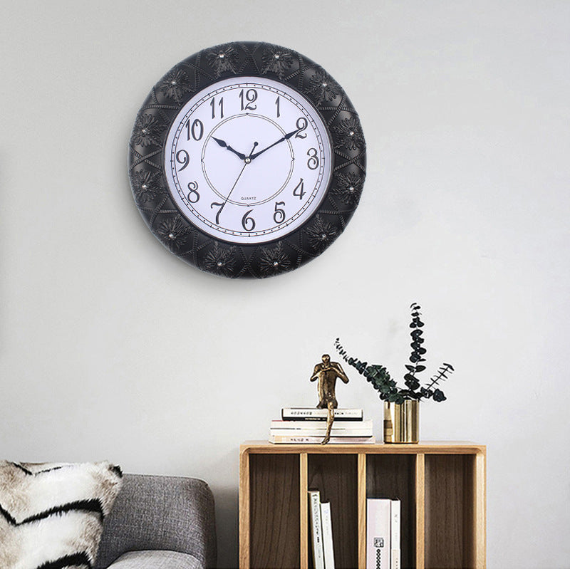 Elegante Wanduhr mit Filigranem Blumendesign Karnz