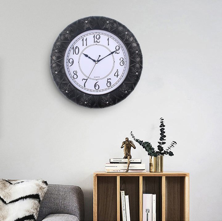 Elegante Wanduhr mit Filigranem Blumendesign Karnz