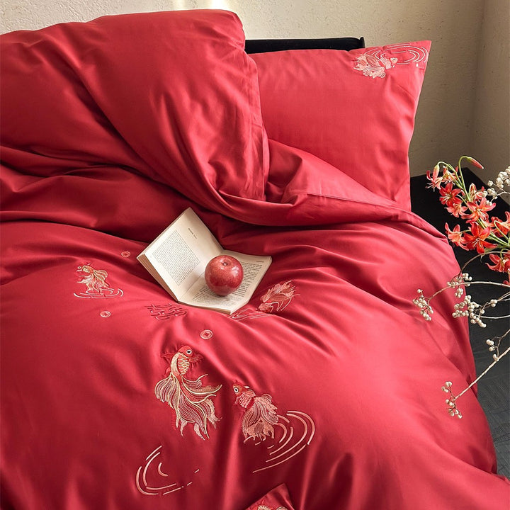 Premium-Bettwäschegarnitur aus Baumwollsatin mit Koi-Stickerei und dekorativer Bordüre