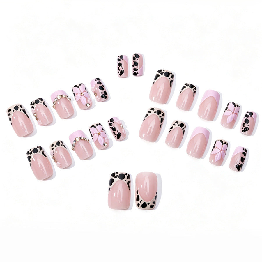 Kunstnagelset mit eleganten Blumen- und Spitzendesigns Karnz