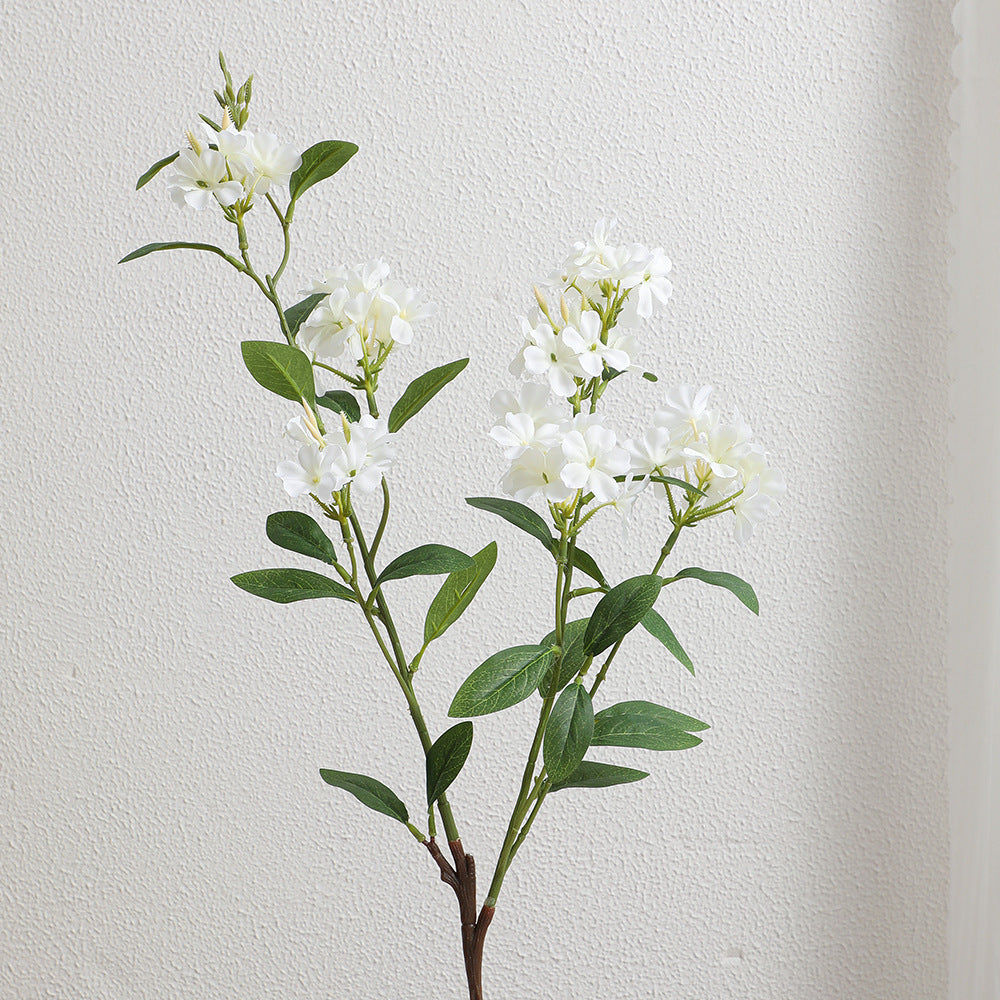 Dekorativer Kunstzweig mit weißen Blüten Karnz