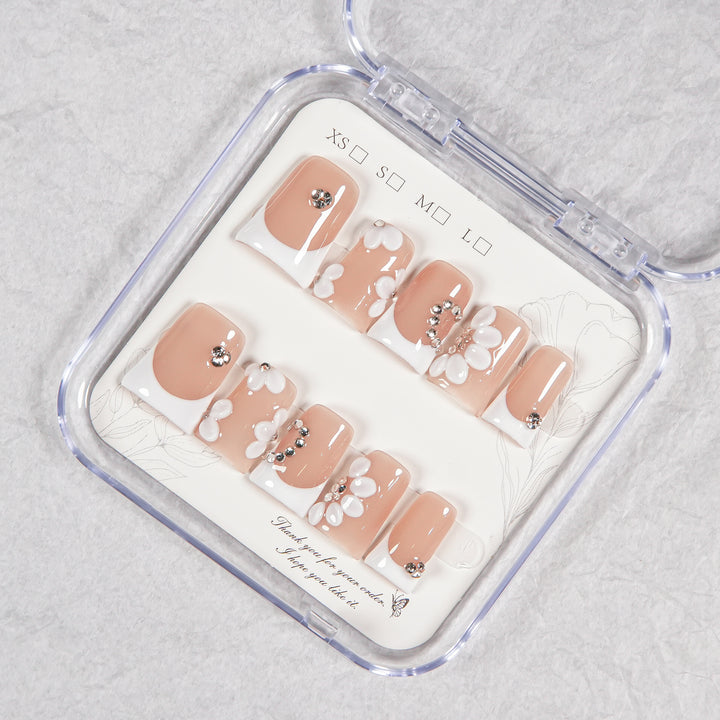 Floral Press-On Nail Set mit Juwelenakzenten