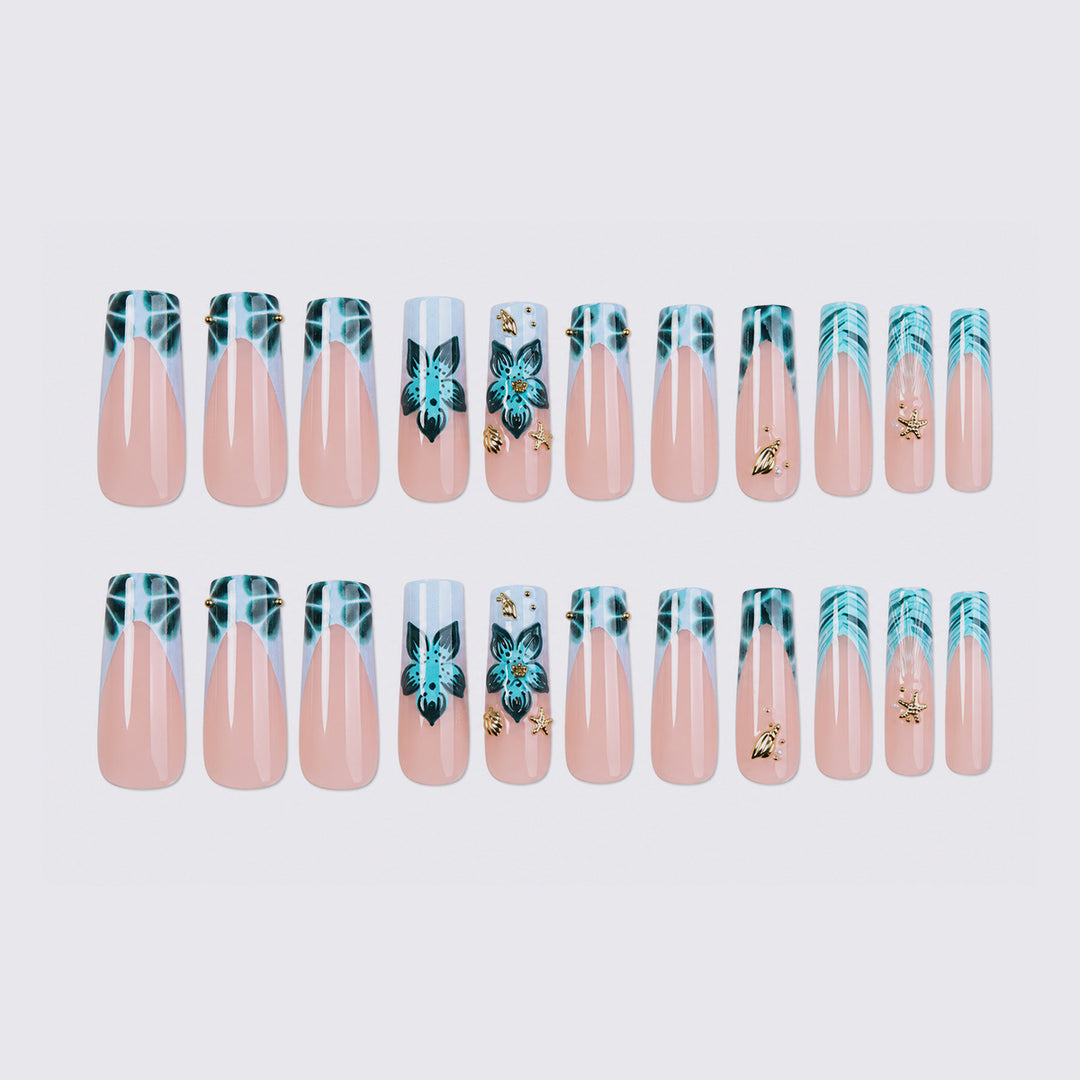 Künstlerisches Acryl Press-On Nagelset mit floralen und goldenen Elementen Karnz