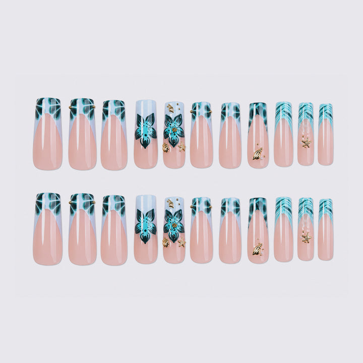 Künstlerisches Acryl Press-On Nagelset mit floralen und goldenen Elementen Karnz