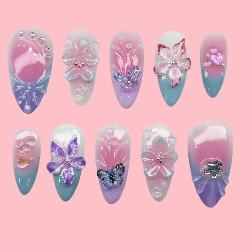 Kunstvolle Nagelkunst mit Blumendetails und Schmetterlingen Karnz