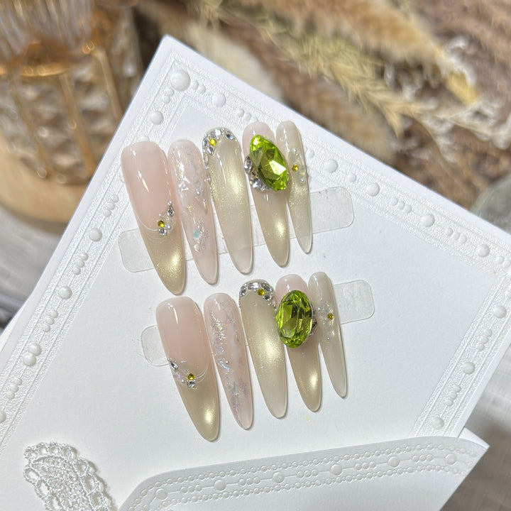 Elegantes Press-On-Nagelset mit Edelstein-Akzenten