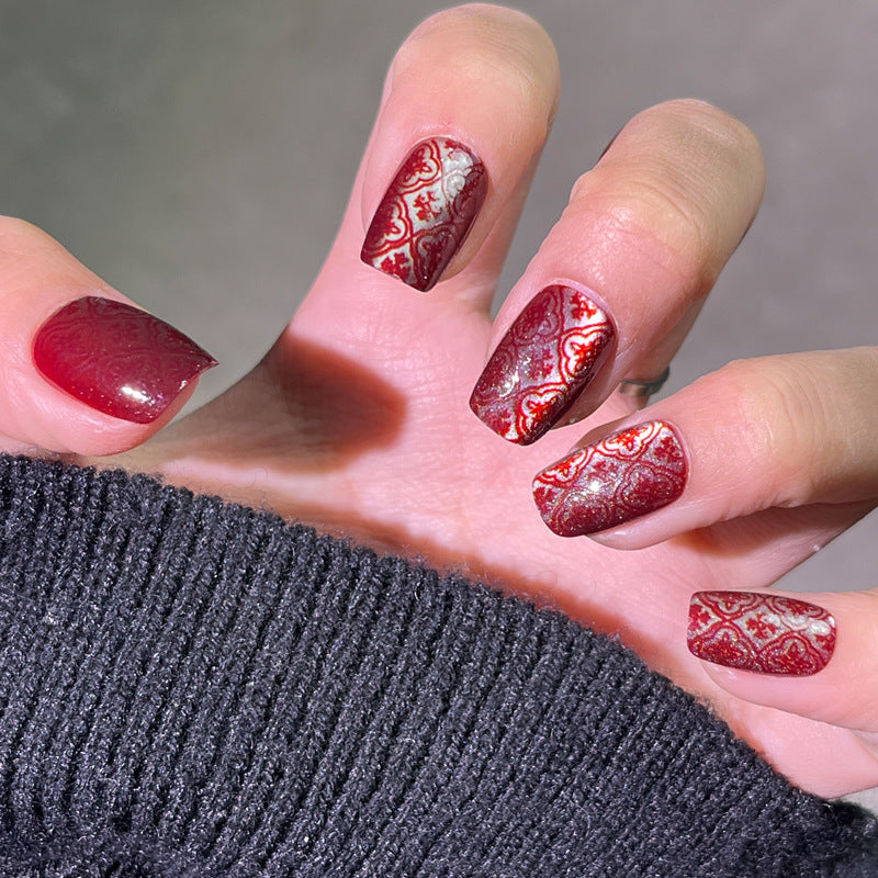 Elegante Druck-Nageltips mit goldenen Akzenten Karnz