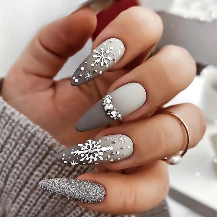 Glamouröse Nagelkunst mit Schneeflocken-Design Karnz