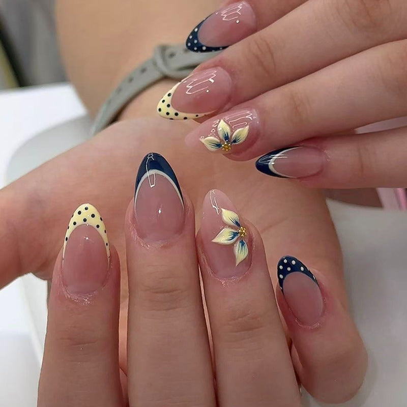 Elegante Kunstnagelspitzen mit Goldakzenten Karnz