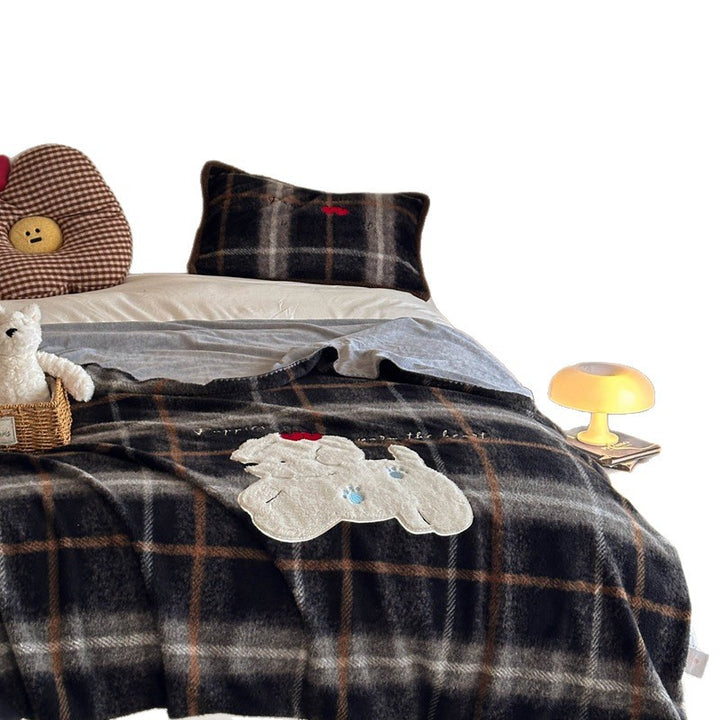 Flauschige Wohndecke mit gesticktem Katzenmotiv und Pompon-Applikation