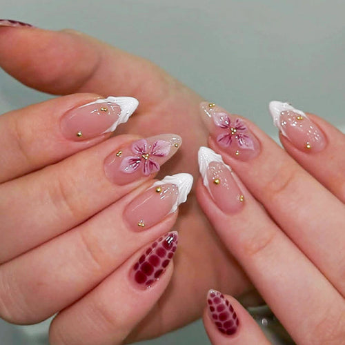 Künstlerische Blumendruck-Nagelkunst
