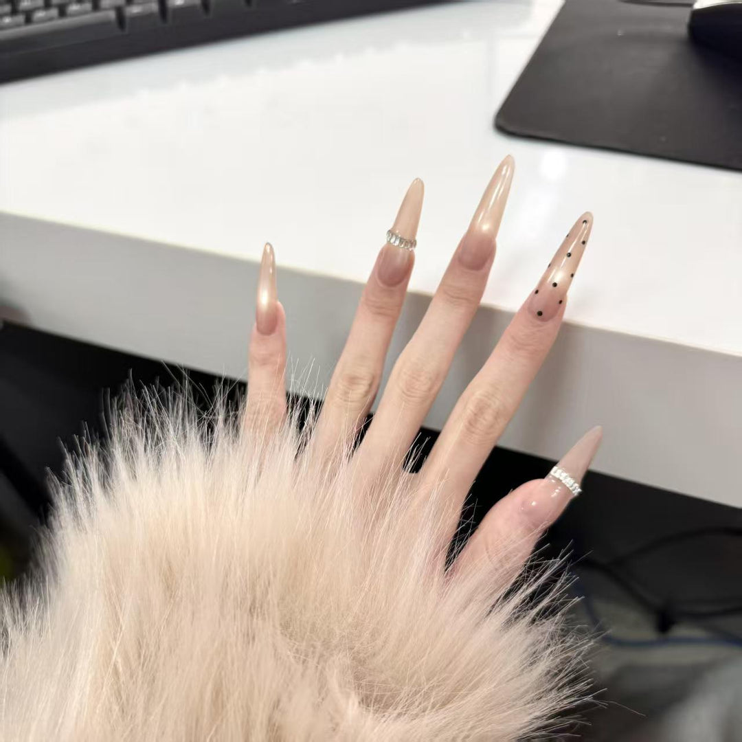 Stiletto-Nagelverlängerungen mit dekorativen Strasssteinen