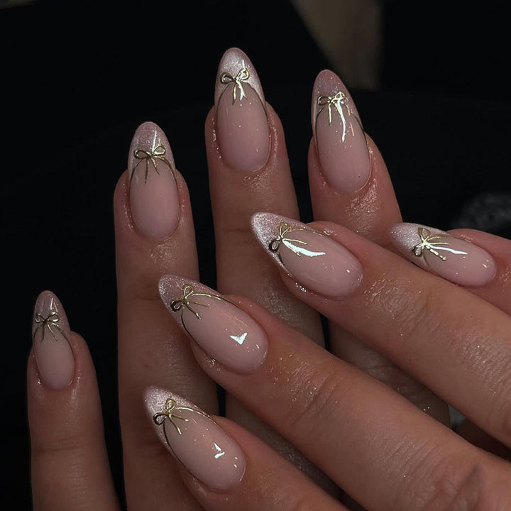 Elegante Kunstnägel mit floralen Akzenten Karnz