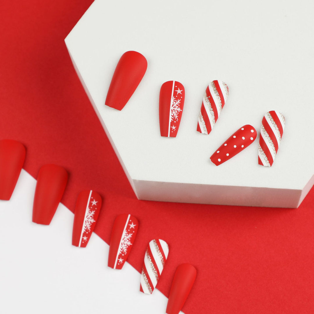 Kunstvolle Nagelverlängerungen im festlichen Design Karnz