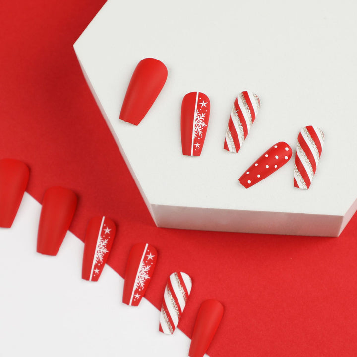 Kunstvolle Nagelverlängerungen im festlichen Design Karnz