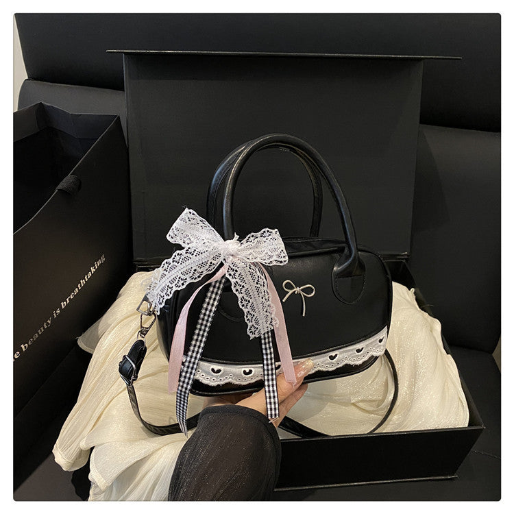 Elegante mit Spitzenbesatz verzierte Bogenhandtasche Karnz