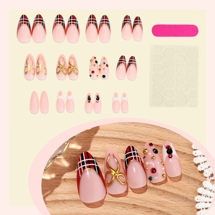 Kunstnagelset mit luxuriösen Verzierungen Karnz