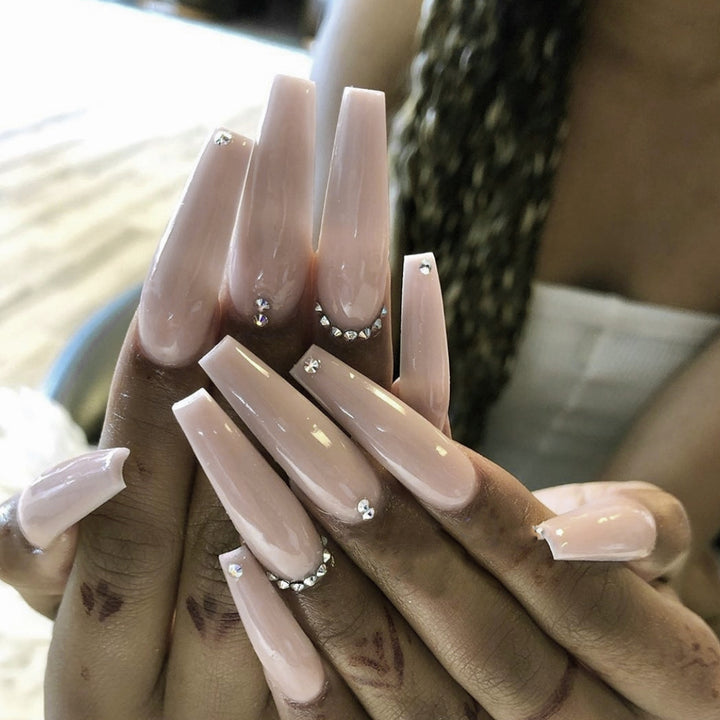 Elegante Kunstnägel mit Glitzerakzenten Karnz