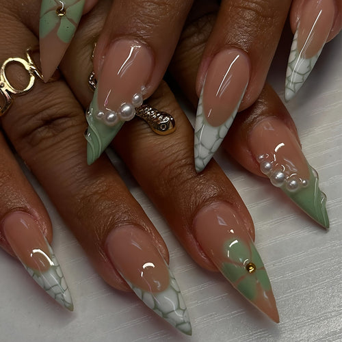 Elegantes Stiletto-Nageldesign Karnz