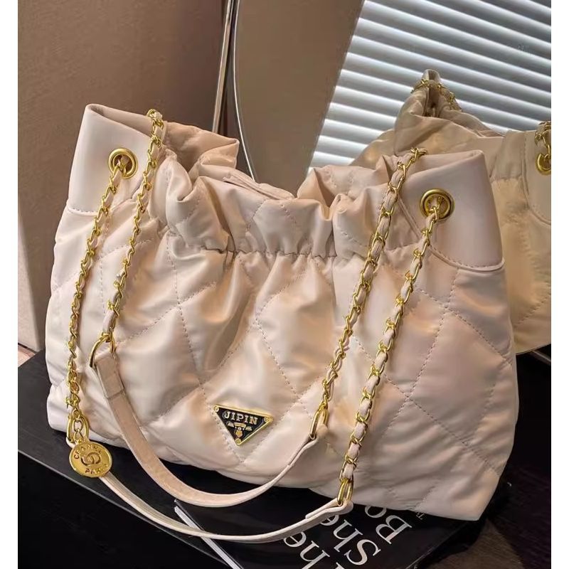 Gepolsterte Kettenschultertasche Karnz