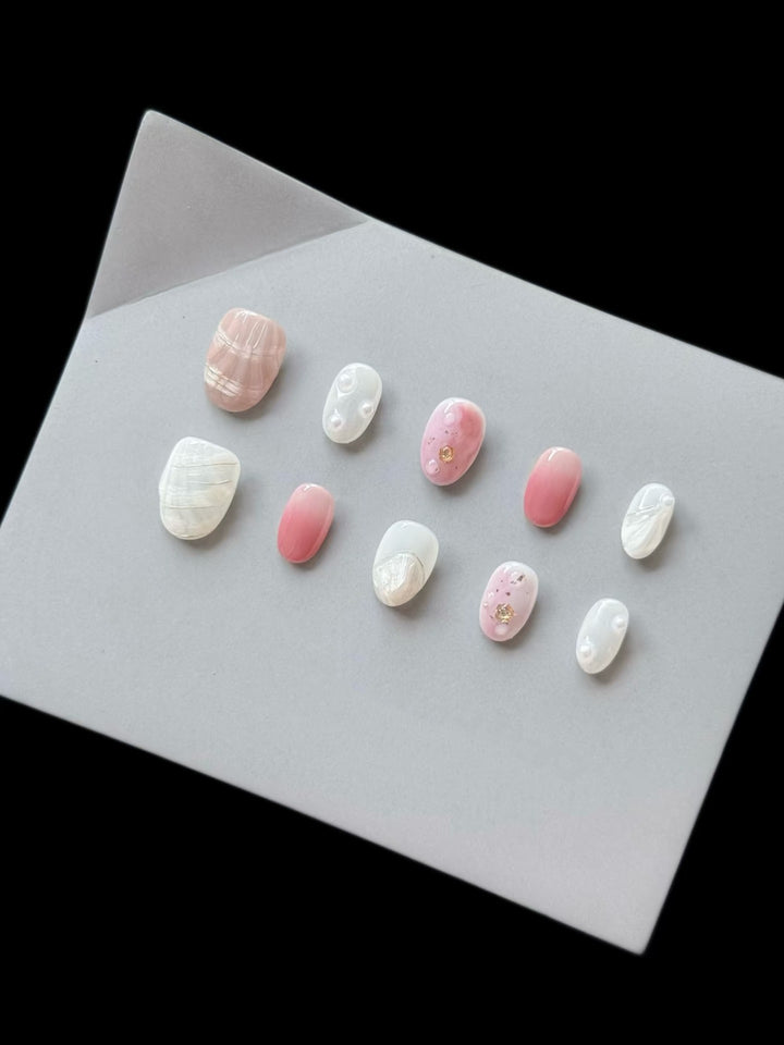 Elegantes Press-On-Nagelkunst-Set mit Perlen- und strukturierten Designs